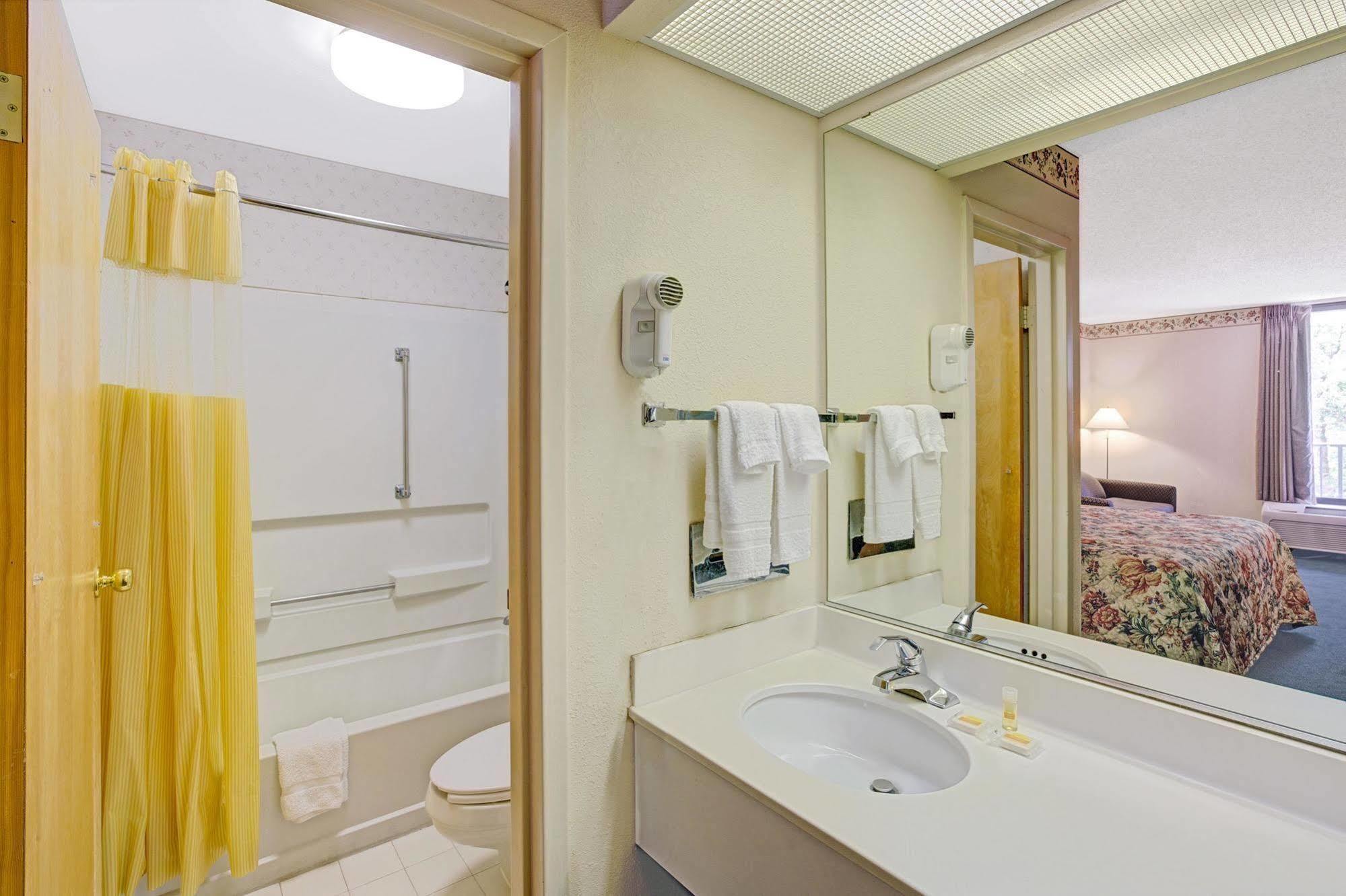 Days Inn Lake Norman Корнеліус Екстер'єр фото