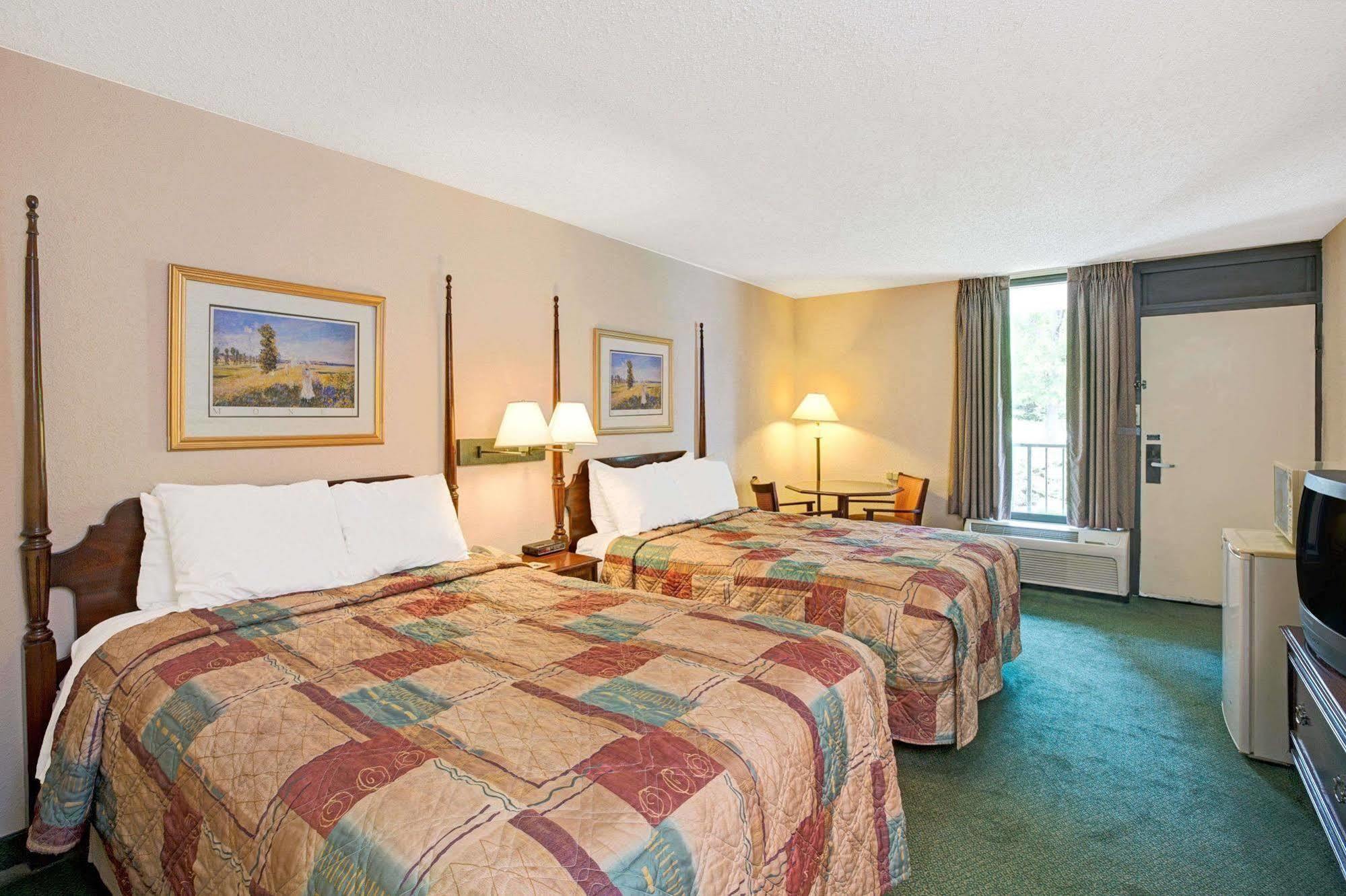 Days Inn Lake Norman Корнеліус Екстер'єр фото